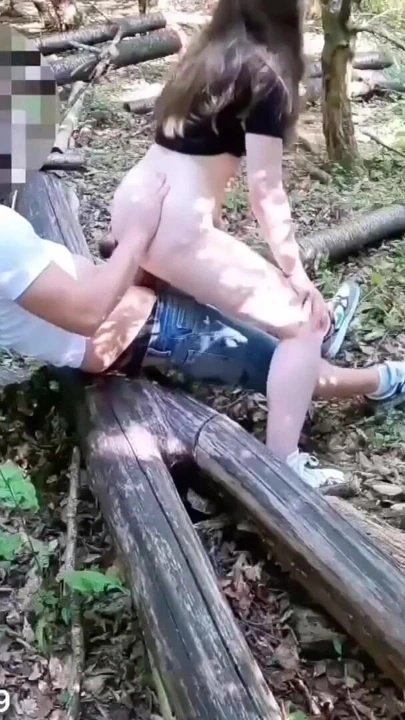 Ateşli zar zor yasal piliç ormanda sikiliyor, ormanda seks, dışarıda çıplak, çıplak piliç, dışarıda seks | Klip 1