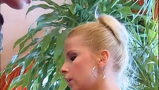 İri göğüslü orta yaşlı seksi kadın tutkuyla sikiliyor ve büyük göğüslere boşaltıyor