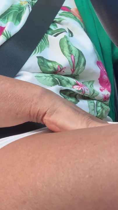 Azgın ateşli olgun orta yaşlı seksi kadın ofise giderken sulu amcığını eliyle seksi bacaklarının arasına sokuyor | Klip 1