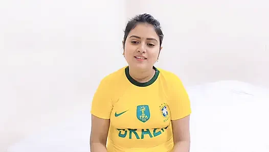 Üvey erkek kardeş bir futbol maçına bahis oynarken güzel üvey kız kardeşini sikiyor. (tam bangla ses)