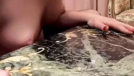 Siyah naylon çoraplı şık sarışın masadan sperm yalıyor