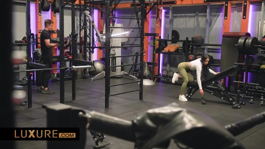Spor salonunda buluşma ve evde üçlü seks