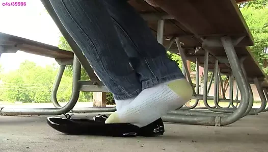 Yasemin siyahı çorap önizlemesinde ayakkabı oyunu