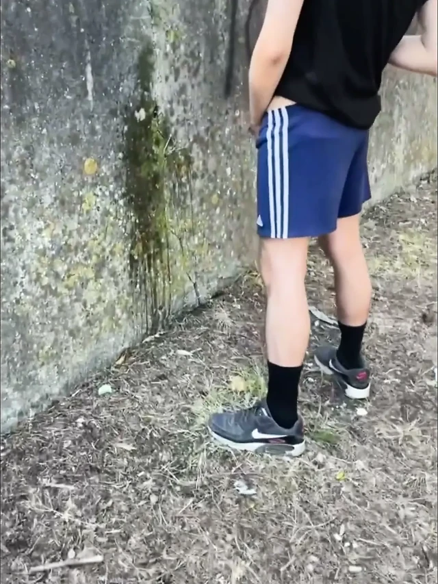 Sokakta işeyen amatör oğlanların derlemesi