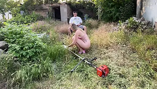 Topuklu tatlı kız onun yerine ıslak işe başlamıyor