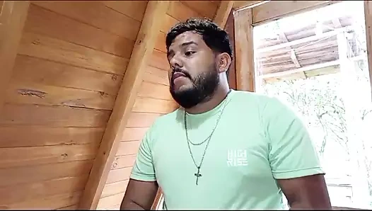 Azgın kadın masörünü sikiyor. Gırtlağına kadar alma onu yüzüne boşaltıyor