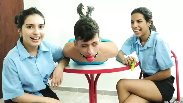 Популярный студент-качок, превращенный в рабыню-сисси-шлюшку злые домохозяйки Brats!