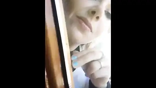 Parmaklarımı burnuma sokmamalıydım ama çok hoşuma gidiyor...