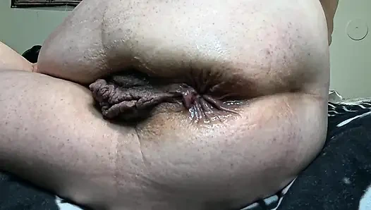 Kalın götte büyük çilekli dildo: derin anal binme ve ıslak eğlence