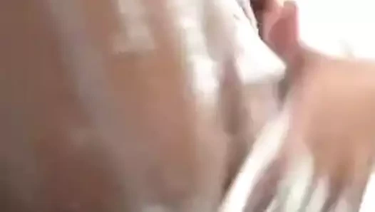 Bir duş ve kedi oyunu nedeniyle Dövüş