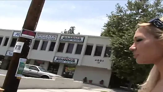 Orta yaşlı seksi kadın ve genç kız arasında parmaklama ve oral seks