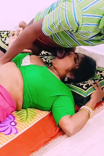 Индийская мачеха в Сари, к сожалению, трахает большой хуй пасынка