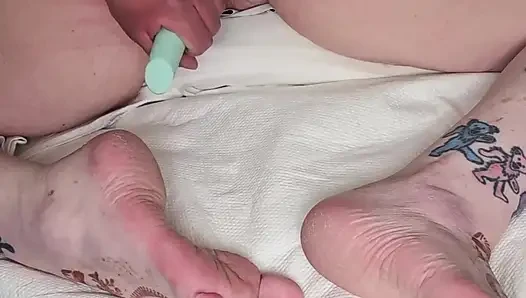 Üniversite üniformalı iri güzel sakat kadın bu adam tarafından sikiliyor