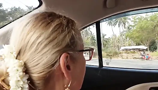 Güzel Sarışın Olgun Eş Gününün Tadını Çıkarıyor