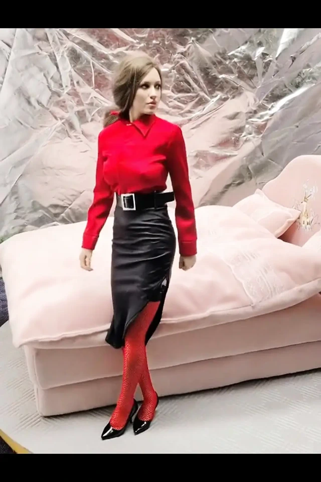 Kırmızı bluzlu Cynthia - soyunuyor