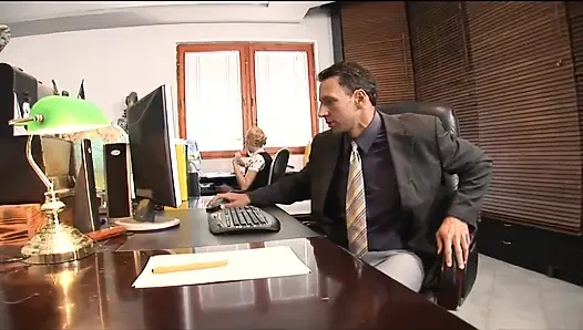 Sekreter ofisteki yeni işinin ilk gününde patronuyla sikişiyor.