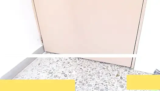 Güzel, sevimli 18 yaşındaki kız mastürbasyon yapıyor