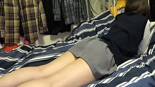 Eski üniformalı genç öğrenci bir Creampie istiyor