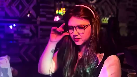 Üvey oğlumun edepsiz beyaz şeyleri boşaltması için yardım ediyorum