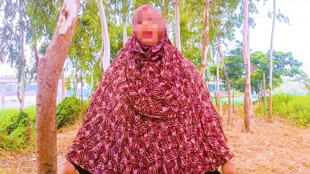 Hintli köy açık havada kızlar eve geldi ve yarak emiyor