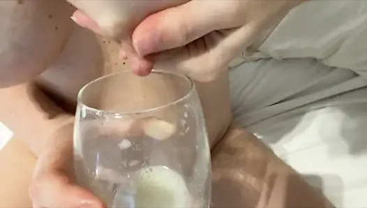 Göğüslerini sağmaya başladı... Ve gelmeye devam etti