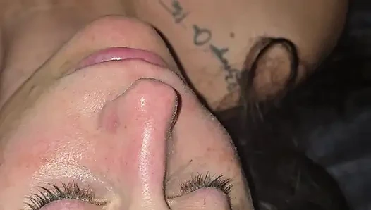 Orta yaşlı seksi kadın büyük bir yüze boşalmadan önce kendini parmaklıyor