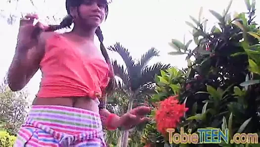 Tobie genç parmaklar ona tatlı kedi solo açık havada