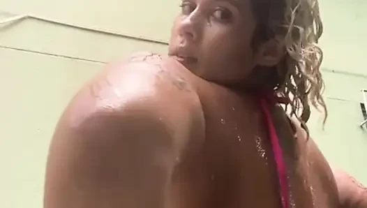 Komşu arka bahçede banyo yapıyor