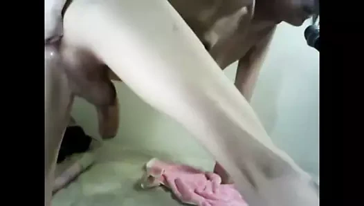 Sik ve mikrofon ile oynayan seksi femboy