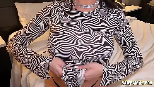 Badfamilypov - büyük memeli orta yaşlı seksi kadın yalanlarını sürdürmek için üvey oğlunu emiyor ve sikiyor