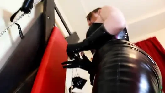 Ateşli seksi sahibe eva lateks dominatrix bacaklı topuklu ayakkabılar fetiş bdsm gonzo kadın egemenliği solo