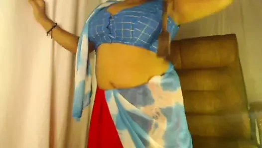 Göğüsler öpüşen göğüsler amcığını parmaklıyor emiyor.