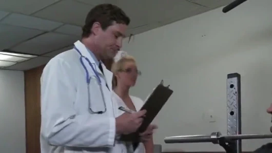 Orta yaşlı seksi hemşire doktor tarafından götten sikiliyor