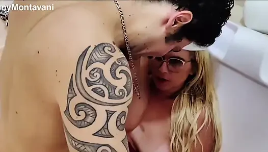 Tiffany Montavani dedesi voeh iken genç bir adamla küvette