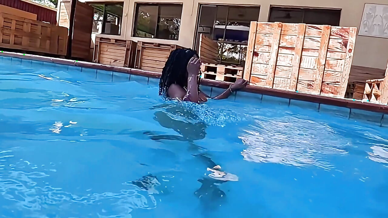 Havuz başında zar zor tıraş oluyor