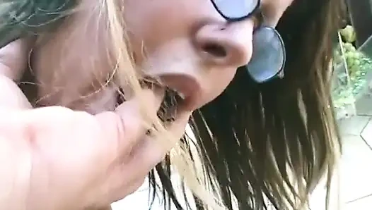 Gözlüklü iri güzel kız ilk kez anal seks yapıyor