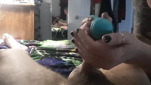 Seksi kızıl saçlı yarak gırtlağına kadar alıyor ve amcığını pompalıyor