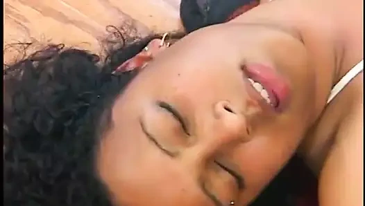 Üç oyuncu çikolata parmak sanatçısı yeni oyuncaklarını kullanmak için sabırsızlanıyor