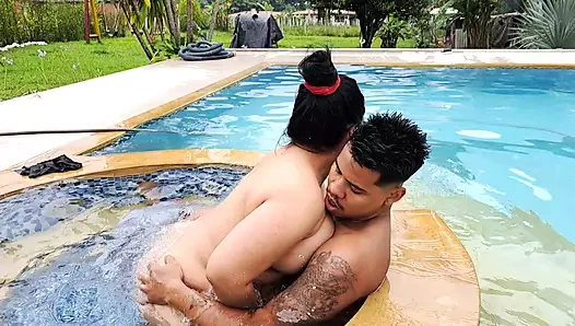 Kayınvalidemi havuzda yarı çıplak gördüğümde sertleşiyorum pt2 – sikişiyoruz, o benim aletime biniyor