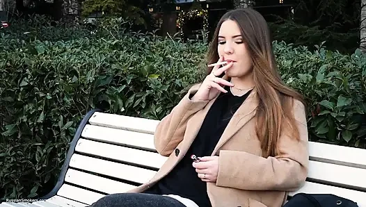 Rus kız öğle tatilini arka arkaya 3 kez sigara içerek geçiriyor