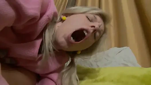 Üniversiteli genç sürtük ilk kez çok ıslak ve heyecanlı amcığını sikiyor vol 7