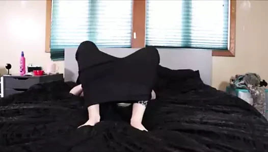 Yaramaz milf saatler porno ve masturbates üzerinde benim yatak