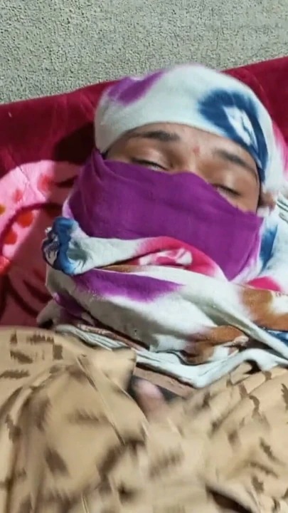 Pooja Shimel efendisi eve geldiğinde ve efendisi götüne dokunurken onu siktiğinde evde tek başına oje uyguluyordu. | Klip 1