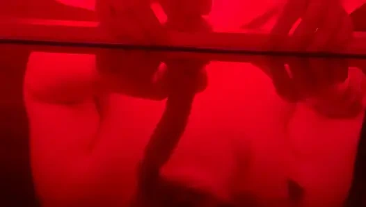 İri güzel kadın dildoyla gırtlağına kadar alıyor