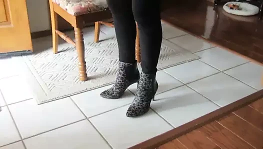 Vince kısa saç çizmelerimi modelliyorum