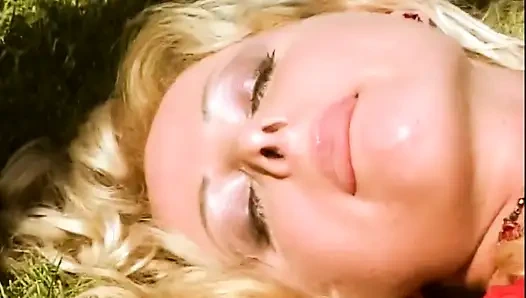 Ateşli büyük memeli orta yaşlı seksi kadın klasik büyük yarakla götten sikiliyor ve ağzına boşaltıyor