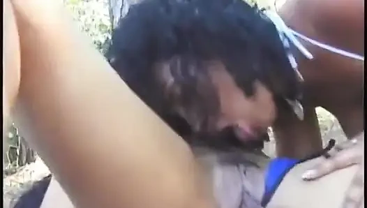 Ağaçların başındaki hatunlar amcığını yalıyor ve dildo kullanarak götünü siktiriyor