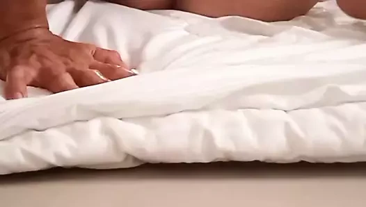 Lütfen boşalana ve fışkırtıncaya kadar amımı ye