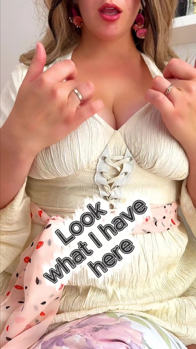 Zarif orta yaşlı seksi kadın götüyle büyük bir minder üzerinde dikkatlice oturuyor.