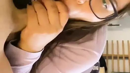 Chica hermosa con garganta profunda